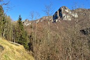 13 Il sentiero inizia con tratto pianeggiante nel prato e nel bosco